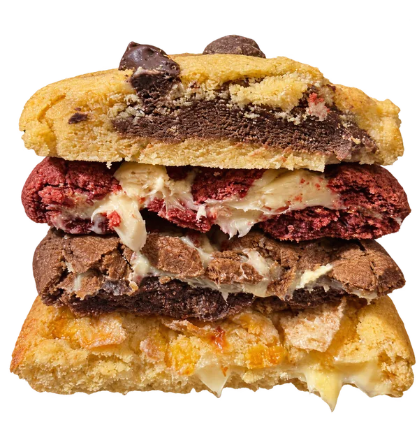 Pilha de cookies Docilità partidos ao meio, mostrando o recheio cremoso